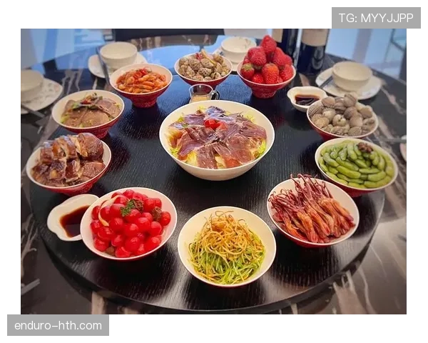 仲满晒家宴，桌上几盘菜看着比我几个月工资阔绰，心态炸裂