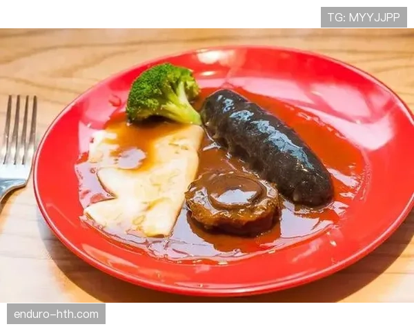 莱万凌晨四点喝蛋白粉的样子，像极了我熬夜吃宵夜